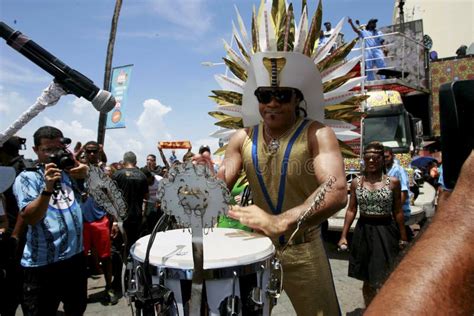 ¡El Carnaval de Río se enciende con la magia musical de Carlinhos Brown! Una fiesta tropical que te dejará sin aliento