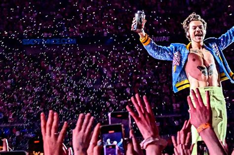 ¡El Concierto de Harry Styles en Madrid: Una Noche Mágica de Música y Confetes!